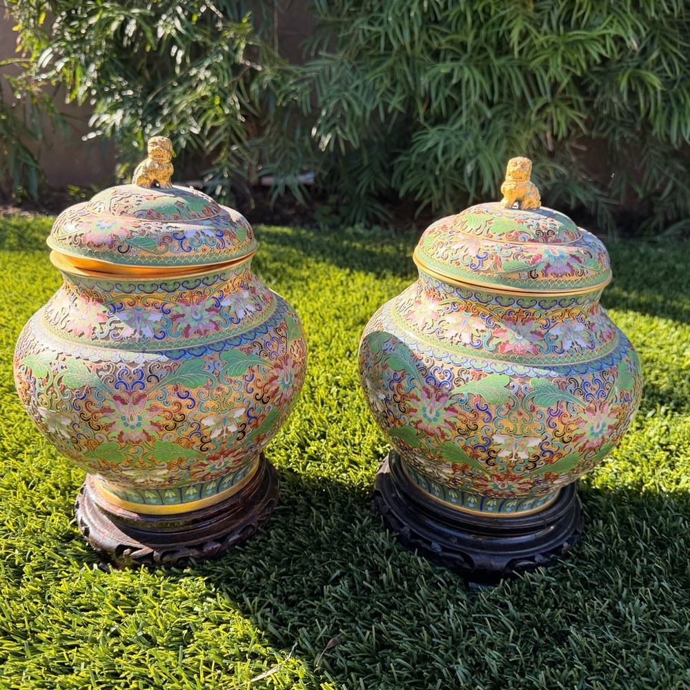 Chinese lidded vase in cloisonne and gilt bronze enamel, 19 th century. (Pair)